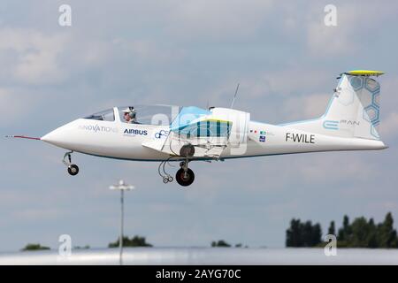 Farnborough, Royaume-Uni - 15 juillet 2014 : Airbus pilote l'E-Fan au salon international Farnborough, un prototype d'avion tout-électrique utilisé comme démon technologique Banque D'Images