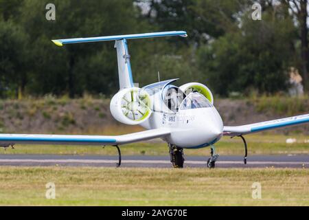 Farnborough, Royaume-Uni - 15 juillet 2014 : Airbus pilote l'E-Fan au salon international Farnborough, un prototype d'avion tout-électrique utilisé comme démon technologique Banque D'Images