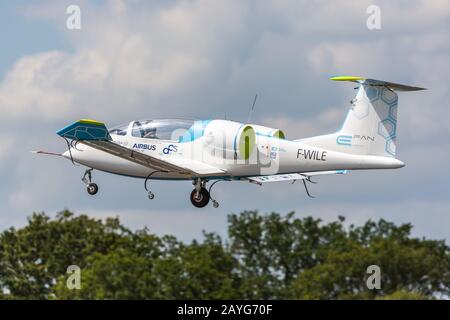 Farnborough, Royaume-Uni - 15 juillet 2014 : Airbus pilote l'E-Fan au salon international Farnborough, un prototype d'avion tout-électrique utilisé comme démon technologique Banque D'Images