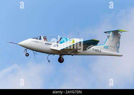 Farnborough, Royaume-Uni - 15 juillet 2014 : Airbus pilote l'E-Fan au salon international Farnborough, un prototype d'avion tout-électrique utilisé comme démon technologique Banque D'Images