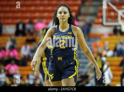 Stillwater, OK, États-Unis. 8 février 2020. Les alpinistes de Virginie occidentale gardent Kysre Gondrezick (2) pendant un match de basket-ball entre les alpinistes de Virginie occidentale et les Cowgirls de l'État de l'Oklahoma à Gallagher-Iba Arena à Stillwater, OK. Gray Siegel/Csm/Alay Live News Banque D'Images