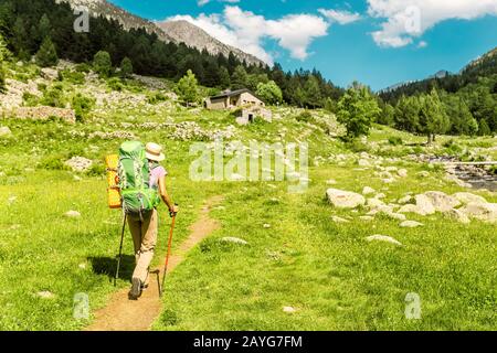 Randonneurs pour femmes avec sac à dos sur la piste de montagne dans les Pyrénées montagnes Banque D'Images