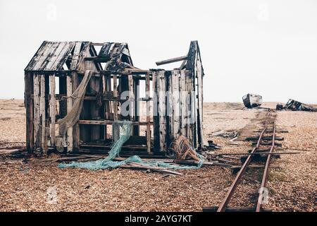 Pêche à la noix en délabrée avec ses filets sur la plage de Dungeness Banque D'Images