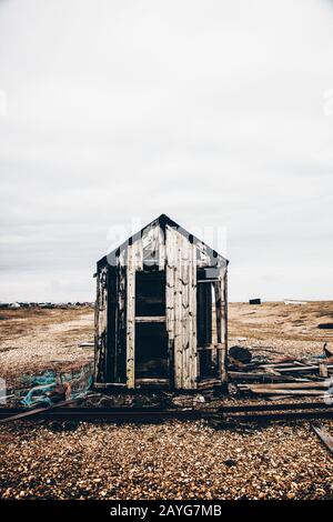 Photo couleur d'un bâtiment en ruine sur la plage de Dungeness Banque D'Images