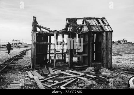 Photo en noir et blanc d'un bâtiment en ruine sur la plage de Dungeness Banque D'Images