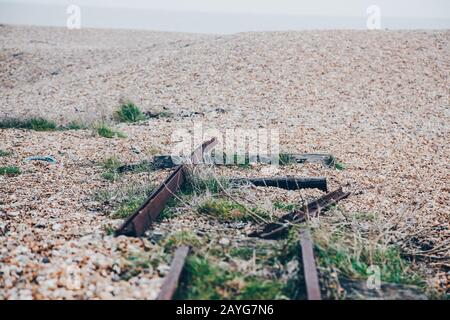 Pistes cassées sur la plage de Dungeness, Kent Banque D'Images