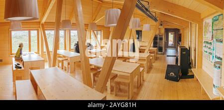 Andorre-LA-VIEILLE, ANDORRE - 20 JUILLET 2018: Intérieur moderne en bois du grand refuge de randonnée en montagne Banque D'Images