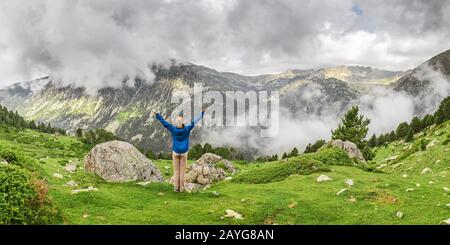 Une femme heureuse voyage dans les Pyrénées en Andorre et en Espagne. Marche nordique, loisirs et trekking le long de la piste de chemin de 11 Banque D'Images