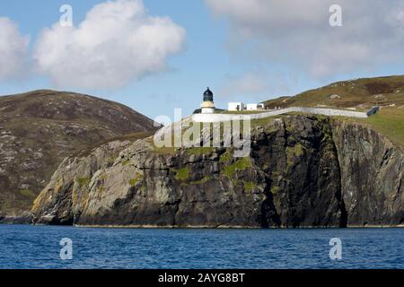 Phare d'Usinish depuis la mer, Uist du Sud, Iles occidentales, Ecosse Banque D'Images