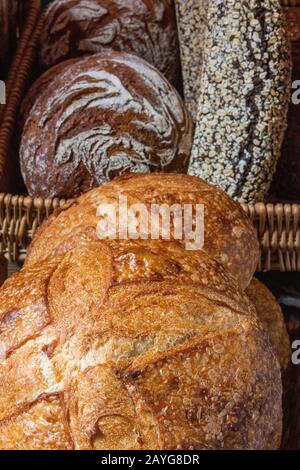 pain fraîchement cuit dans une boulangerie artisanale du marché de l'arrondissement de southwark, dans le centre de londres, au royaume-uni. Banque D'Images