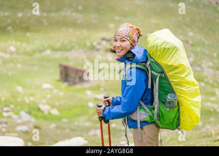 Une femme heureuse voyage dans les Pyrénées en Andorre et en Espagne. Marche nordique, loisirs et trekking le long de la piste de chemin de 11 Banque D'Images