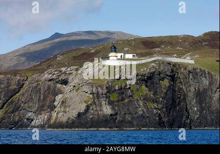 Phare d'Usinish depuis la mer, Uist du Sud, Iles occidentales, Ecosse Banque D'Images