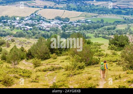 Femme randonneur avec grand sac à dos sur le rocher et bénéficie de la vue sur la vallée dans les montagnes des Pyrénées espagnoles Banque D'Images