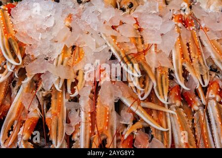 Langoustes de homard et de crustacés fraîchement pêchés en vente dans un stand de poissonniers de fruits de mer sur le marché de l'arrondissement à Londres, au royaume-uni. Banque D'Images