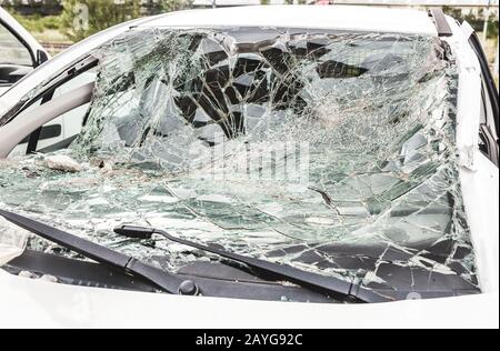 Voiture endommagée et en panne Banque D'Images