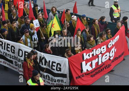 Munich, Allemagne. 15 février 2020. Les participants à la manifestation de la "action contre la Conférence de sécurité de l'OTAN" défilent dans le centre-ville de Munich. Crédit: Felix Hörhager/Dpa/Alay Live News Banque D'Images