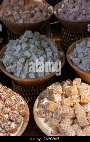 le turc fraîchement préparé se délectera de différentes saveurs présentées dans des bols dans un stand du marché du quartier dans le centre de londres, au royaume-uni. Banque D'Images