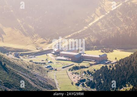 Hôtel et tourisme randonnée et base d'escalade dans la vallée de montagne Banque D'Images