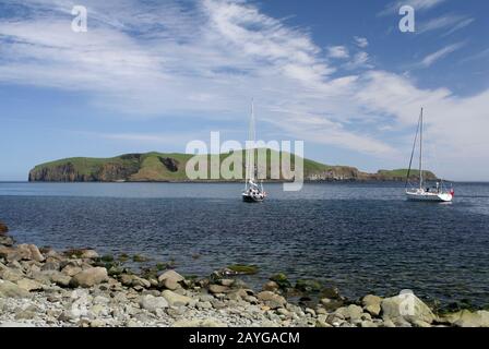 Yachts à voile à Anchor et Eilean Mhuire, de Mol Mor entre Garbh Eilean et Eilean A Tighe, Shiant Islands, Western Isles, Ecosse Banque D'Images