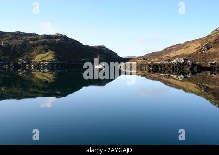 Yacht Ancré Dans La Piscine Des Sorcières, Loch Mharabhig, Île De Lewis, Îles Occidentales, Écosse Banque D'Images