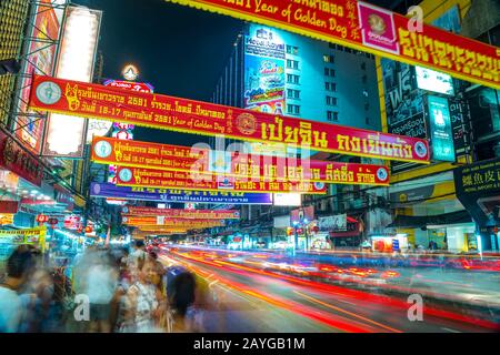 Bangkok - MARS 03 : route animée de Yaowarat le soir du 03 mars 2013 à Bangkok. Yaowarat Road est une rue principale dans le quartier chinois de Bangkok, il était ouvert Banque D'Images