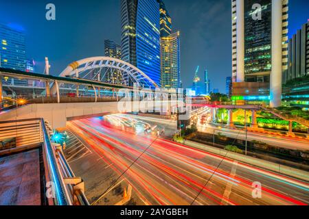 Les gratte-ciel de Bangkopk, la circulation nocturne, le sentier lumineux. Banque D'Images