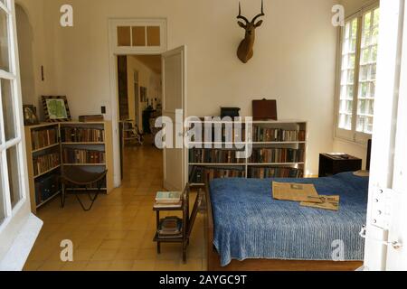 Intérieur de la maison d'Ernest Hemingway à la Havane, Cuba. Chambre avec bibliothèque. Hemingway est un écrivain américain Banque D'Images