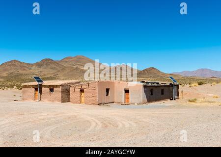 Maison dans le petit village de Tres Moras (trois collines) le long de la route 52 près de Salinas grandes dans les Andes, province de Jujuy, Argentine. Banque D'Images