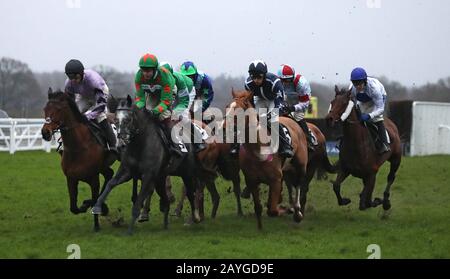 Sabrina Monté par Harry Cobden (à l'extrême gauche) sur son chemin vers la victoire dans La course nationale de chasse standard ouverte de l'EBF Mares britannique pendant le circuit de course à plat Betfair Ascot Chase à l'hippodrome d'Ascot. Banque D'Images