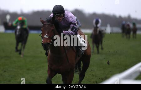 Sabrina est monté par Harry Cobden sur la voie de la victoire lors de la course standard Open National Hunt Flat Race de l'EBF Mares britannique lors de Betfair Ascot Chase Raceday à l'hippodrome d'Ascot. Banque D'Images