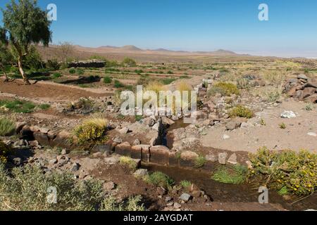 Canaux d'irrigation pour les champs en terrasses dans le village de Socaire près de San Pedro de Atacama dans le désert d'Atacama, dans le nord du Chili. Banque D'Images