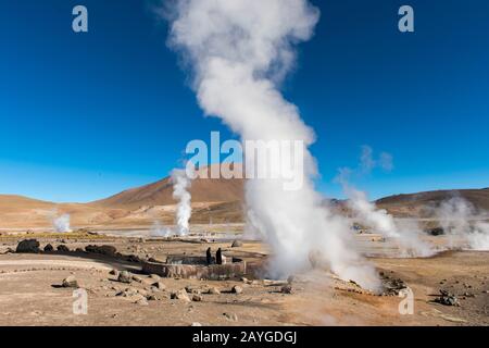 La vapeur s'élève des sources chaudes du bassin géothermique El Tatio Geysers près de San Pedro de Atacama dans le désert d'Atacama, dans le nord du Chili. Banque D'Images