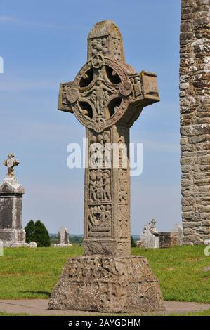 Irlanda, ruines Monastiques de Clonmacnoise. L'un des principaux centres religieux et culturels d'Europe, fondé sur la rivière Shannon en 545 après Christ. Banque D'Images