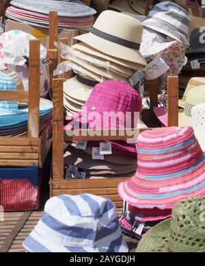 un stand plein de chapeaux à vendre au soleil Banque D'Images
