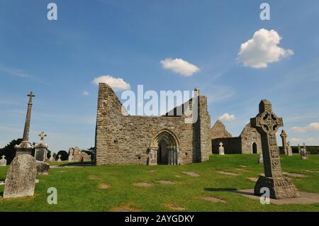 Irlanda, ruines Monastiques de Clonmacnoise. L'un des principaux centres religieux et culturels d'Europe, fondé sur la rivière Shannon en 545 après Christ. Banque D'Images