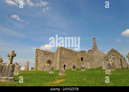 Irlanda, ruines Monastiques de Clonmacnoise. L'un des principaux centres religieux et culturels d'Europe, fondé sur la rivière Shannon en 545 après Christ. Banque D'Images