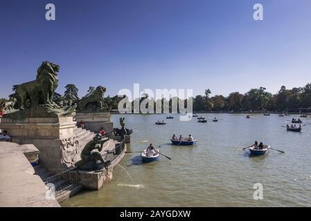 Petits bateaux sur le lac au parc Retiro, Madrid, Espagne Banque D'Images