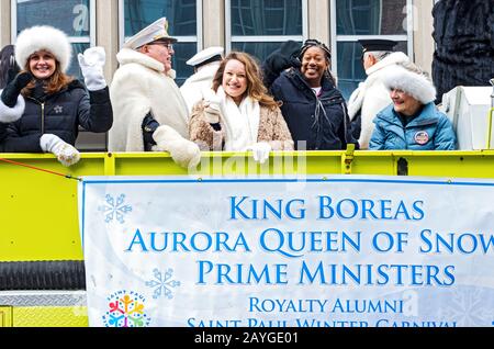 St Paul, MN/USA - 25 janvier 2020: Alumni of Winter carnaval de la vague de royalties à la foule du convoi. Banque D'Images