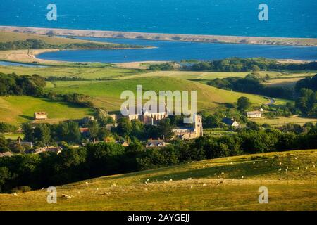 Vue sur l'église de Abbotsbury et la flotte, Dorset, Angleterre Banque D'Images