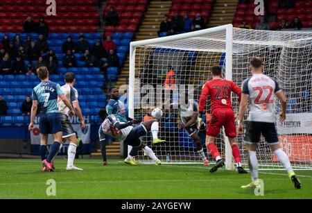 Bolton, Royaume-Uni. 15 février 2020. Aristote Nsiala (sur prêt de la ville d'Ipswich) de Bolton Wanderers a obtenu un but propre lors du match de la Sky Bet League 1 entre Bolton Wanderers et Wycombe Wanderers au stade Reebok, Bolton, Angleterre, le 15 février 2020. Photo D'Andy Rowland. Crédit: Images Prime Media / Alay Live News Banque D'Images