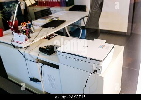 26 JUILLET 2018, VIC, ESPAGNE: Table de bureau avec imprimante HP Banque D'Images