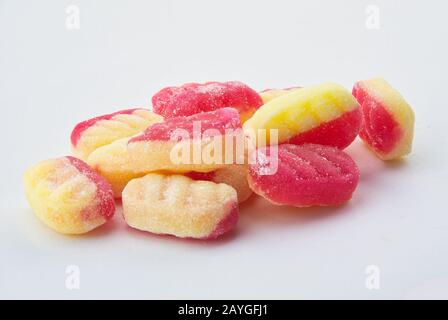 Une pile de bonbons Rhubarb et Custard sur fond blanc Banque D'Images