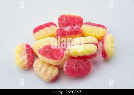 Une pile de bonbons Rhubarb et Custard sur fond blanc Banque D'Images