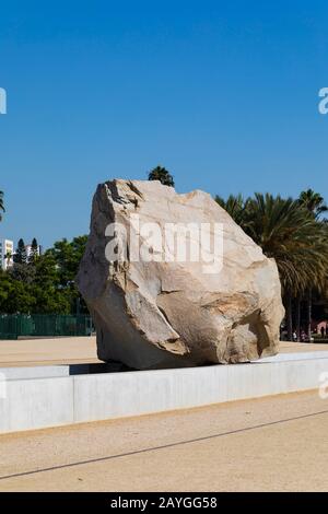 Sculpture d'art public « masse Lévitée » de Michael Heizer, 2012. Un bloc de 350 tonnes situé Resnick North Lawn au Los Angeles County Museum of Art Banque D'Images