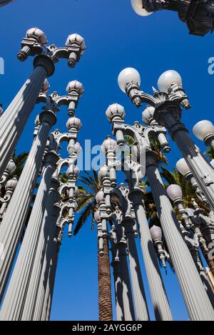 Installation de l'art « Urban Light » par Chris Burden au Los Angeles County Museum of Art, LACMA, sur Wilshire Boulevard, LA, Californie, États-Unis Banque D'Images