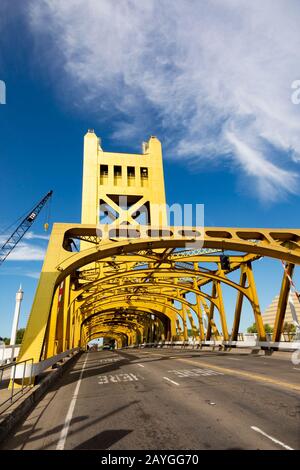 Le pont de la tour peinte en or au-dessus de la rivière Sacramento, Sacramento, Californie, États-Unis Banque D'Images