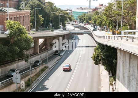 28 JUILLET 2018, BARCELONE, ESPAGNE : prise aérienne de la route avec circulation Banque D'Images