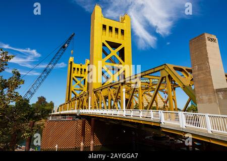 Le pont de la tour peinte en or au-dessus de la rivière Sacramento, Sacramento, Californie, États-Unis Banque D'Images