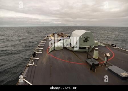 Vue depuis le pont de la frégate NCSM VILLE DE QUÉBEC (FFH 332) au large de la côte de la Nouvelle-Écosse pendant l'exercice Cutlass Fury. Banque D'Images