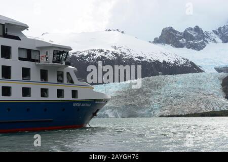 Le bateau de croisière Ventus Australis est à l'ancre dans la baie de Pia, en face du glacier Pia, qui fait partie de la chaîne de Darwin et du champ de glace (Beagle Channel) dans le sud Banque D'Images